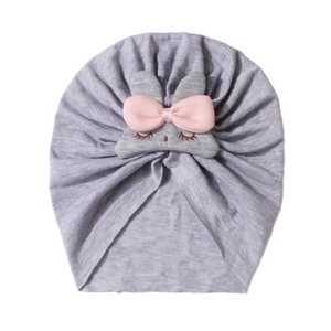 Dettaglio del turbante grigio neonato con simpatico coniglio 3D e fiocco rosa