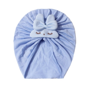 Dettaglio del cappello a turbante azzurro per neonati con orecchie di coniglio in maglia