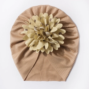 Détail du bonnet turban bébé marron en maille côtelée avec grande fleur à pois