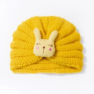 Cappellino lavorato a maglia giallo per neonati con tenero coniglio per il caldo inverno