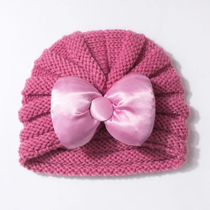 Détails du bonnet turban tricoté rose pour bébé avec un grand nœud en satin soyeux