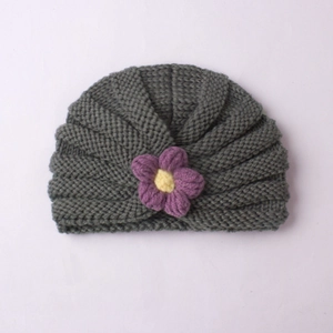 Bonnet en tricot gris foncé pour bébé avec fleur violette pour la chaleur d'hiver