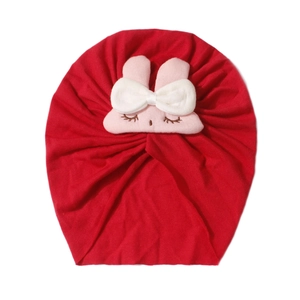 Dettaglio del turbante neonato rosso a coste con simpatico coniglietto rosa in 3D