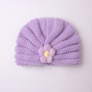 Bonnet turban en tricot lavande pour bébé avec fleur tricotée au centre jaune