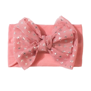 Détail du bandeau bébé rose avec grand nœud en tulle et motifs d'étoiles argent