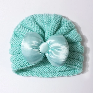 Bonnet en tricot vert menthe pour bébé avec un grand nœud en satin élégant