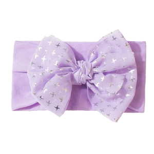 Détail du bandeau violet pour bébé avec grand nœud en tulle et étoiles brillantes