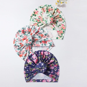 Lot de trois bonnets donut pour bébé avec imprimés floraux et nœuds souples