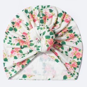 Bonnet donut pour bébé en coton doux avec imprimé floral de roses roses sur fond blanc