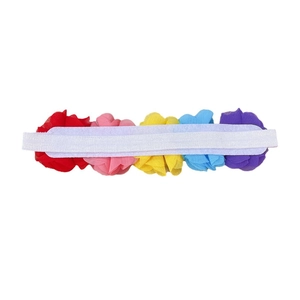 Détail du bandeau fleuri arc-en-ciel montrant la fixation de la bande élastique douce