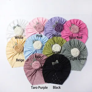 Dettagli di dieci colori di turbanti traforati per neonati con grandi fiori di stoffa