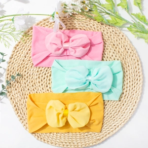 Trois bandeaux bébé en nylon souple avec grands nœuds en mousseline rose, vert et jaune
