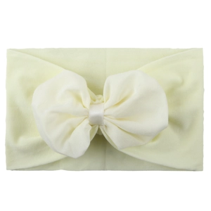 Vue détaillée du bandeau bébé en nylon beige doux avec un grand nœud décoratif