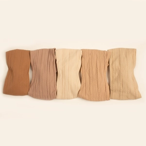 Détail de texture de lot de 5 bandeaux bébé aux tons terre avec motifs de torsades