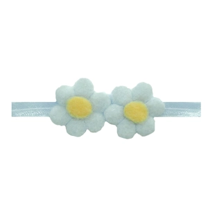 Détail d'un bandeau bébé bleu clair avec fleurs en peluche douces et bande élastique