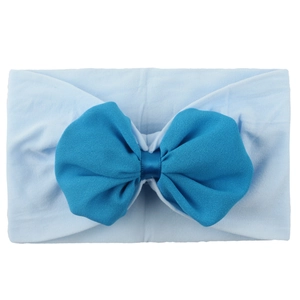 Vue détaillée du bandeau souple pour bébé avec un grand nœud en mousseline bleu roi