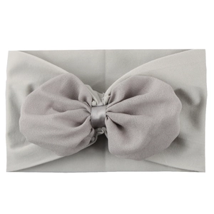 Bandeau bébé en nylon élastique souple avec un grand nœud en mousseline gris clair élégant