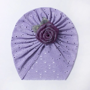 Dettaglio del cappello neonato traspirante viola chiaro con maglia a rete e rosa 3D