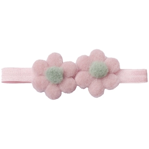 Détail d'un bandeau à fleurs en peluche rose pour bébés avec bande élastique douce