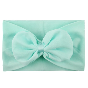 Détail du bandeau en nylon vert menthe avec grand nœud en mousseline pour bébés