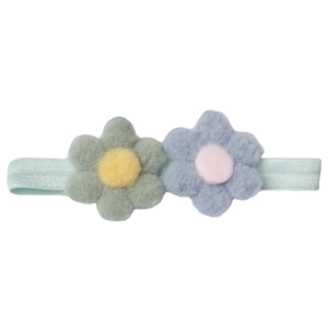 Détail de fleurs en feutre doux sur un bandeau élastique vert menthe pour nourrissons