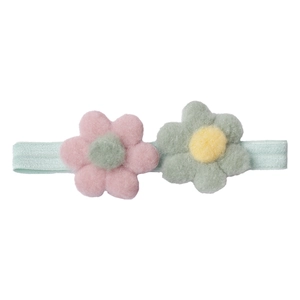 Détail du bandeau bébé avec fleurs en peluche macaron sur bande élastique souple