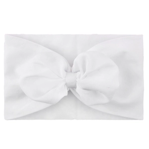 Détail d'un bandeau pour bébé en nylon blanc doux avec un grand nœud décoratif en mousseline