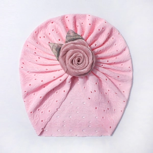Turbante rosa traforato per neonati con grande decorazione floreale a rosa