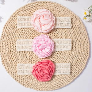 Lot de bandeaux bébé avec grandes fleurs en dentelle en trois nuances de rose doux