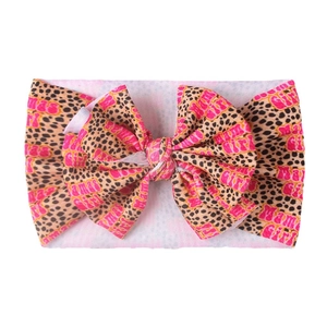 Dettaglio fascia per neonati con fiocco leopardato e scritta rosa Mama's Girl