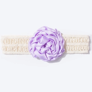 Détail d'une grande fleur en satin violet avec bandeau en dentelle pour accessoire bébé