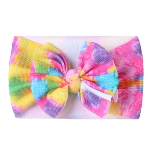 Dettaglio ravvicinato della fascia neonata tie-dye colorata con grande fiocco e coste