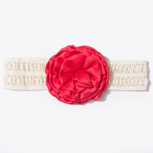 Bandeau bébé en dentelle avec une grande fleur en satin rouge foncé à couches multiples