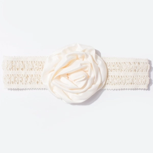 Détail du bandeau crème pour bébé avec grande fleur en satin et dentelle élastique large
