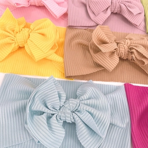 Détail de la texture en tissu côtelé doux des bandeaux colorés avec nœuds pour bébés