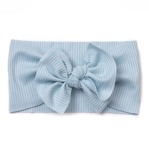 Détail du bandeau bébé en tissu côtelé bleu clair avec un nœud double épaisseur souple