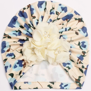 Newborn ribbed floral knotted hat in beige cotton with three delicate chiffon flowers