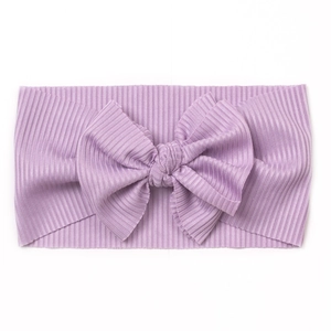 Détail d'un bandeau bébé en maille côtelée violette douce avec un grand double nœud