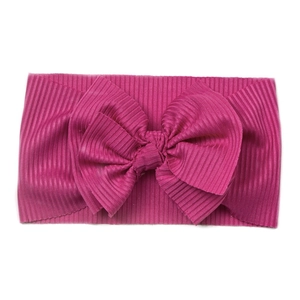Bandeau bébé en maille côtelée rose foncé avec un grand nœud papillon double