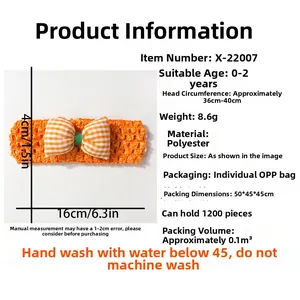 Détail d'un bandeau pour bébé en maille ajourée orange avec un nœud à carreaux
