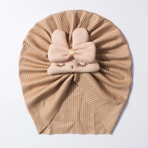 Turbante para bebé en color caqui con orejas de conejo rosas y bordado de pestañas