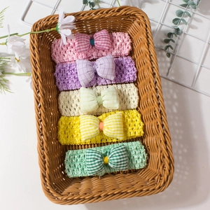 Lot de cinq bandeaux bébé au crochet avec nœuds à carreaux aux couleurs pastel doux