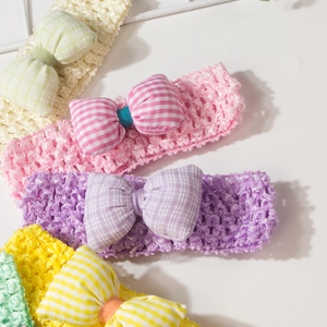 Détail de bandeaux crochetés doux pour bébés avec nœuds à carreaux colorés variés