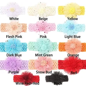 Grille détaillée montrant quatorze couleurs de bandeaux bébé au crochet avec fleurs en résille