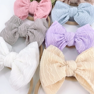 Bandeaux bébé en maille torsadée avec grands nœuds en diverses couleurs pastel douces