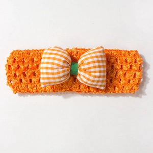 Vue détaillée d'un bandeau en crochet orange avec nœud à carreaux pour bébés