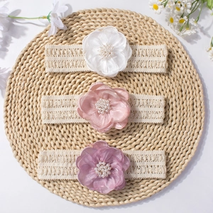 Détails d'un lot de trois bandeaux bébé en dentelle avec fleurs et perles douces