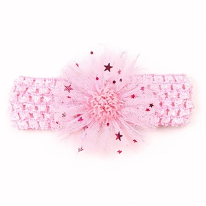 Détail du bandeau rose pour bébé en crochet avec fleur en tulle et paillettes étoile