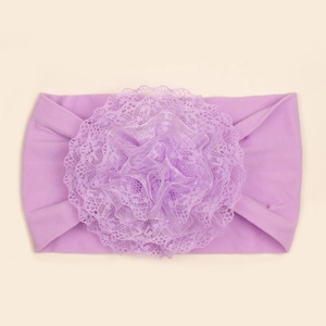 Detail van elastische baby hoofdband met een zachte lichtpaarse kanten bloem versiering