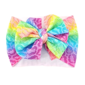 Detail eines Baby-Stirnbands mit Regenbogen-Leopardenmuster und großer Schleife